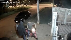 Video: Joven enfrenta a pedradas a delincuentes y frustra asalto