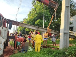 Columna de la ANDE que estaba siendo removida cayó e hirió a un trabajador