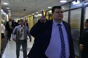 Engolosinado con dieta y jubilación vip, Dionisio Amarilla trata de vagabundo a Benítez - Política - ABC Color