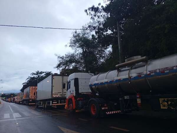 AUDIO: Comerciantes piden la habilitación completa del Puente de la Integración - Periodísticamente - ABC Color