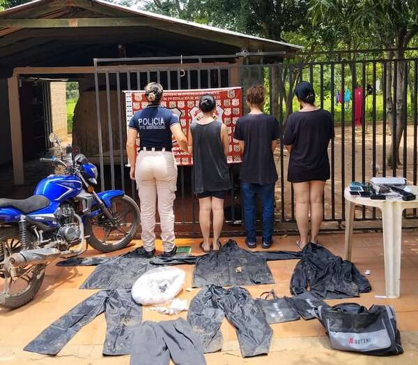 Detienen a tres hermanas por una extorsión millonaria en Coronel Oviedo - Nacionales - ABC Color