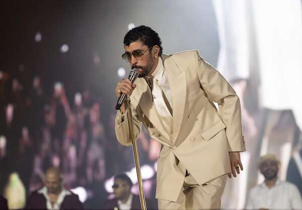 Bad Bunny presenta un adelanto de su espectáculo del entretiempo en la Super Bowl - Música - ABC Color