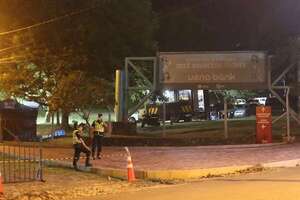 Promesas en silencio y parlantes encendidos: volvió la fiesta al Anfiteatro  - Nacionales - ABC Color