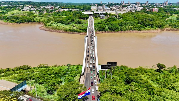 Postergan paso de buses por el Puente de la Integración