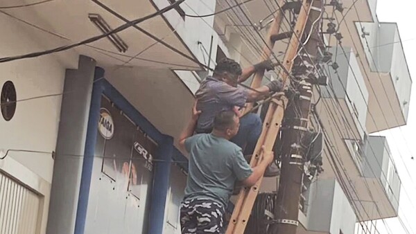 Funebrero le salvó la vida a un electricista