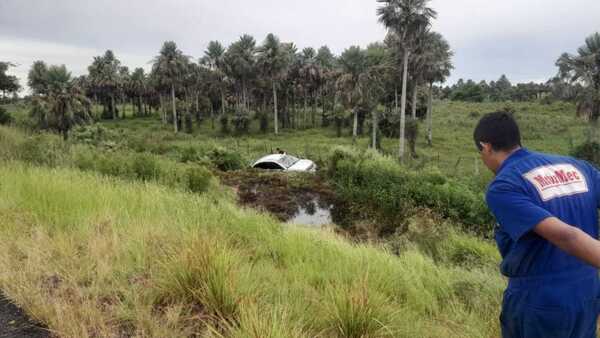 Tacuaras: Conductor perdió el control y su vehículo volcó en una zanja