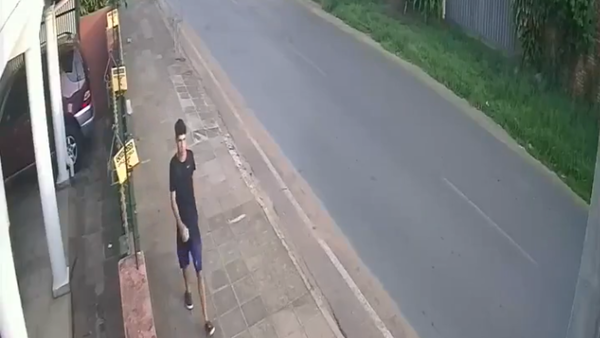 Cámaras captan un acoso callejero agresivo y familiares piden ayuda para identificar al agresor