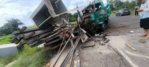 Video: aparatoso choque entre camiones en la ruta PY08  - Policiales - ABC Color