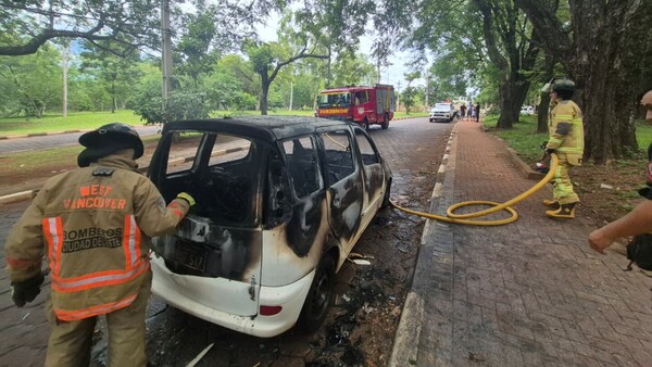 Video: Incendio consumió vehículo ante la atónita mirada del dueño