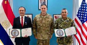 La Nación / Gral. Keefe otorgó medalla al ministro