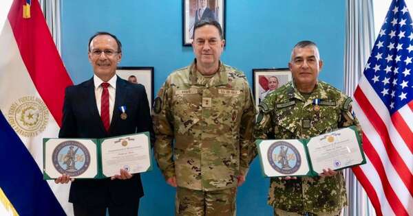 La Nación / Gral. Keefe otorgó medalla al ministro