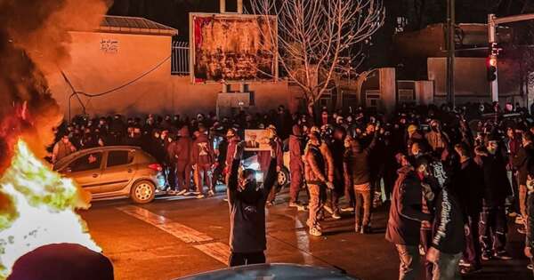 La Nación / Iraníes brindan testimonios de represión de los ayatolás