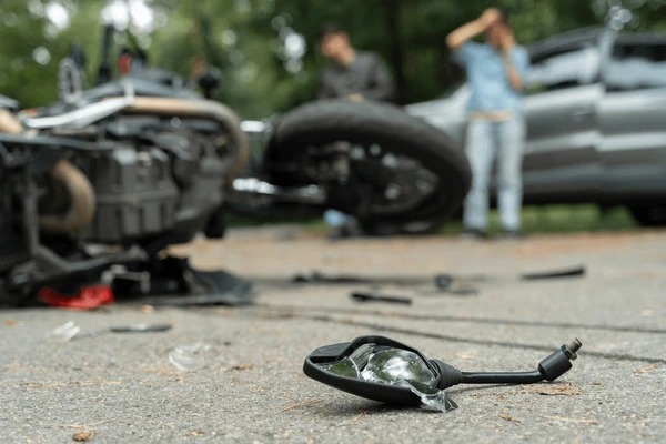 Choque de motocicleta contra dos vehículos deja un adolescente herido