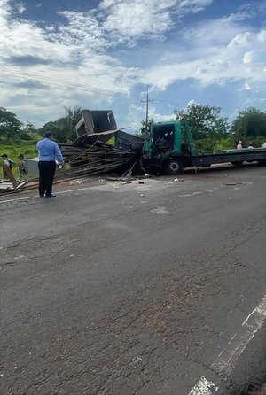 Choque de camiones deja dos heridos en la Ruta PY08