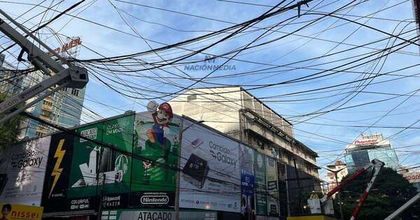 Diario HOY | ANDE elimina maraña de cables en microcentro esteño