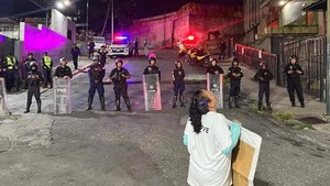 La Policía del régimen chavista impidió a familiares de presos políticos hacer vigilia a las afueras de la cárcel Zona 7 - ADN Digital