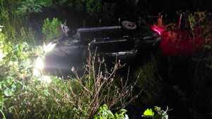 Conductor de vehículo vuelca tras esquivar un bache en Ñeembucú