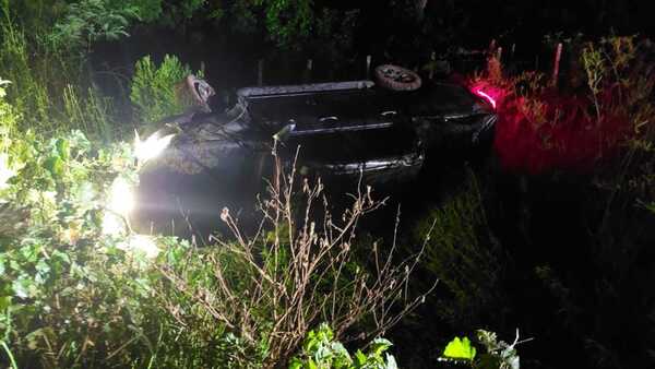 Conductor de vehículo vuelca tras esquivar un bache en Ñeembucú