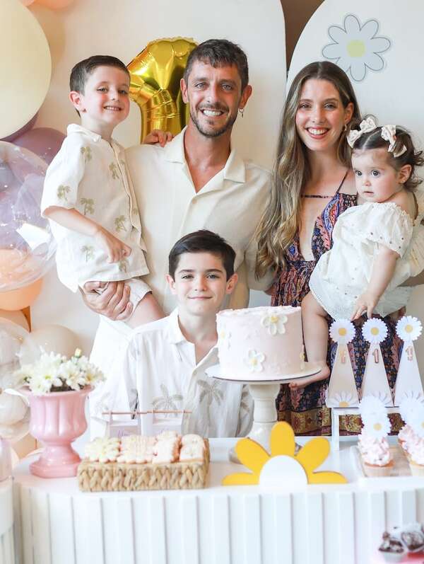 El futbolista Ale Silva y Anita Manzini celebraron el primer año de Aitana - Gente - ABC Color