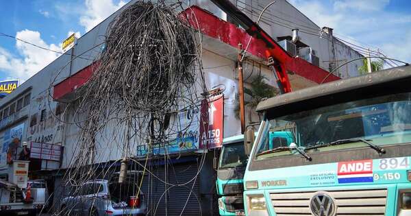 La Nación / Ande deja columnas limpias de cables en microcentro de Ciudad del Este