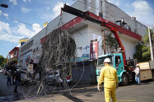 ANDE realiza último tramo de limpieza de columnas en microcentro de Ciudad del Este