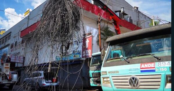 La Nación / Ande limpia columnas de cables inservibles en CDE