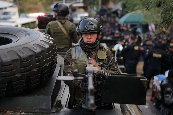 Presidente de Guatemala decreta estado de sitio tras asesinato de ocho policías por pandilleros  - Mundo - ABC Color