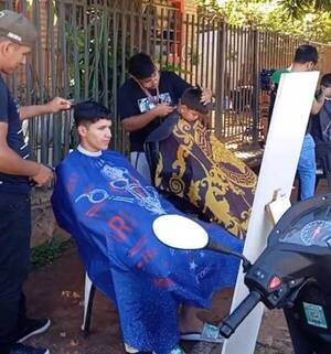 Con tijeras y peines, lucha contra todos los vicios