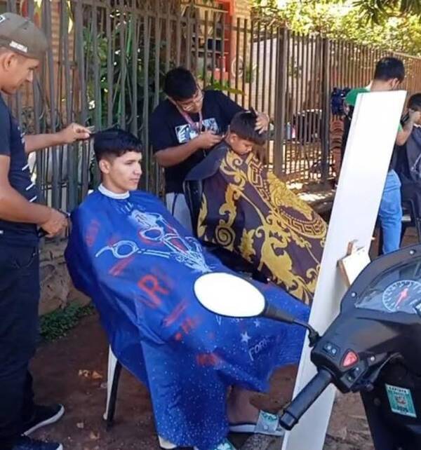 Con tijeras y peines, lucha contra todos los vicios