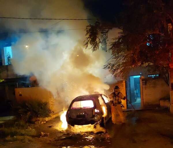 Incendian vehículo frente a vivienda en presunto ataque por celos - Policiales - ABC Color