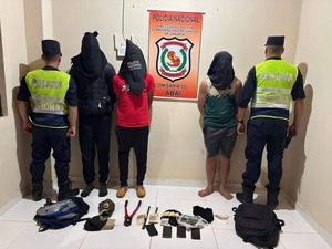 Caazapá: Caen 4 Delincuentes en pleno Robo de Vivienda