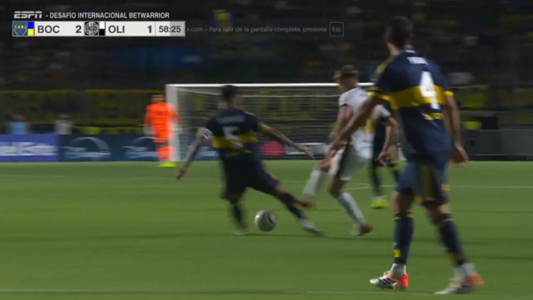 El caño de Juan Fernando Alfaro a Leandro Paredes