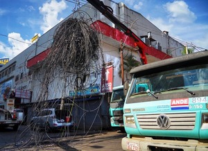 “El sistema era inviable y peligroso”: ANDE limpia todo el cableado en CDE - ADN Digital