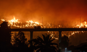 Al menos 16 muertos y más de 50.000 evacuados por la ola de incendios en el centro y el sur de Chile