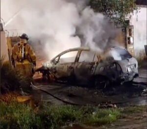 Ataque de celos: incendian vehículo de mujer tras ruptura sentimental