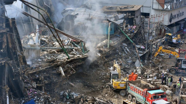 Suben a 15 los muertos en incendio de un centro comercial en Karachi