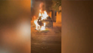 Hombre incendia el vehículo de su expareja en un presunto ataque de celos