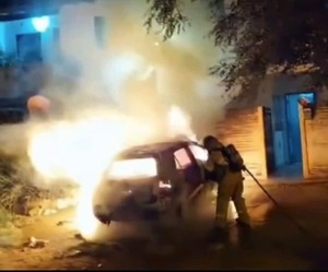 Una joven denunció a su expareja por presuntamente quemar su vehículo  - La Tribuna