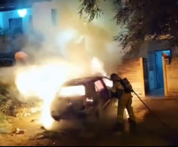 Una joven denunció a su expareja por presuntamente quemar su vehículo  - La Tribuna