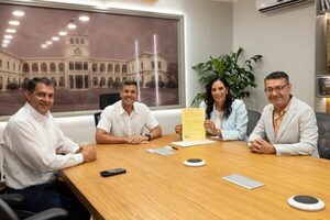 EJECUTIVO FIRMA CONTRATO PARA INICIO INMEDIATO DE MANTENIMIENTO DE LA RUTA PY08 EN SAN PEDRO