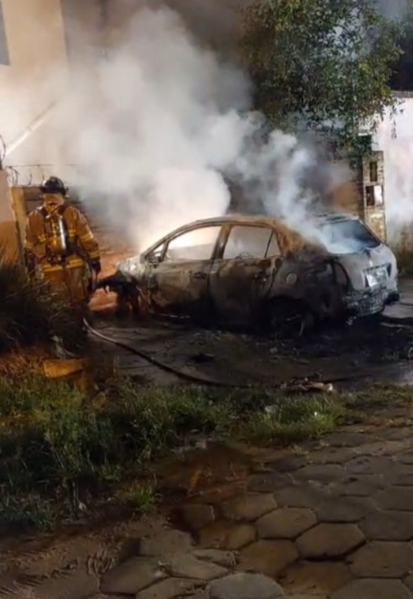 Por celos, joven habría quemado el auto de su expareja - trece