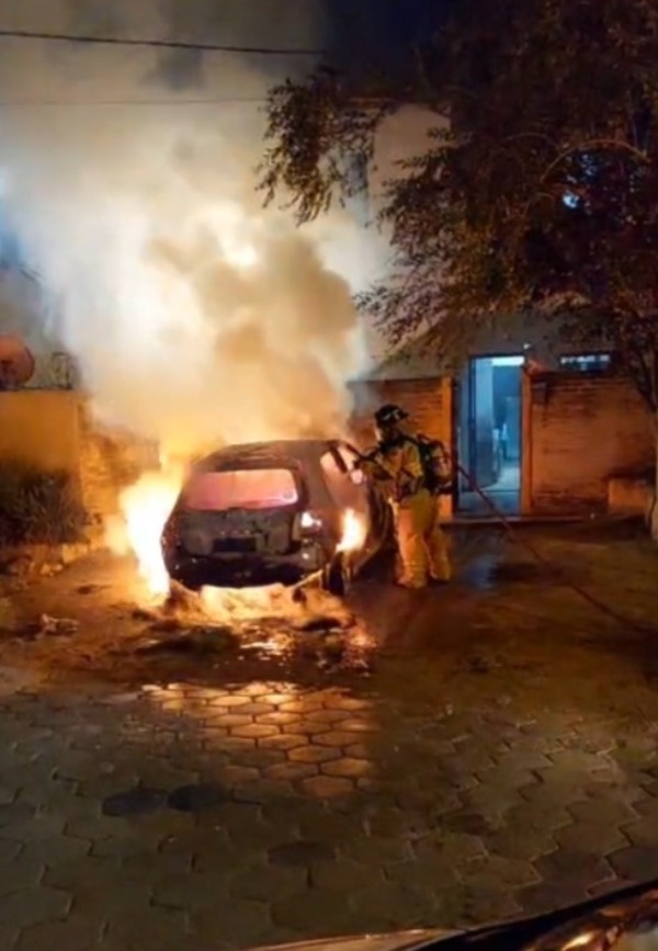 Hombre habría incendiado el vehículo de su expareja por celos | Unicanal