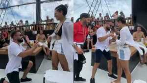 ¡Le pidió matrimonio de rodillas en un barco pirata en Camboriú y ella respondió que SÍ!