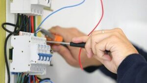 Tragedia en Itapúa: murió electrocutado al instalar una llave térmica en su casa