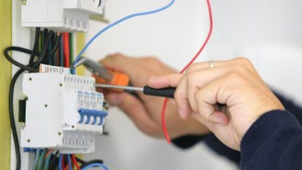 Tragedia en Itapúa: murió electrocutado al instalar una llave térmica en su casa