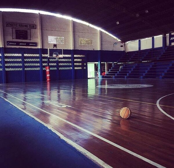 Denuncian a presunto ocupante de predio del Rowing Club por negarse a abandonar el mismo