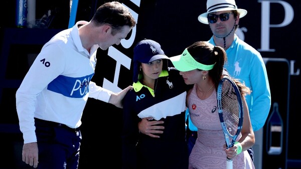 Tenista asistió a una pasapelotas desmayada