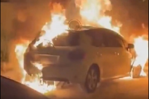 Presunto ataque de celos deja un auto incendiado frente a una vivienda