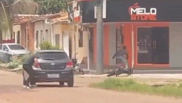 Brasil: Policía de civil se enfrenta a tiros con asaltantes en tienda de celulares