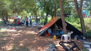 Indígenas llevan más de dos meses acampando en la Ruta PY02, pidiendo asistencia - Nacionales - ABC Color